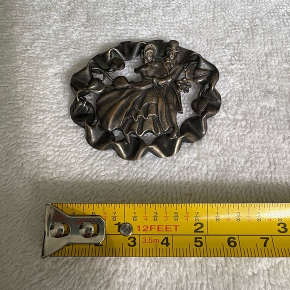 Victorian Couple Brooch - Ribbon Frame Design - Vintage - Picture 5 of 7